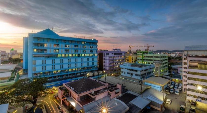 Deejai Hotel Си Рача Екстериор снимка